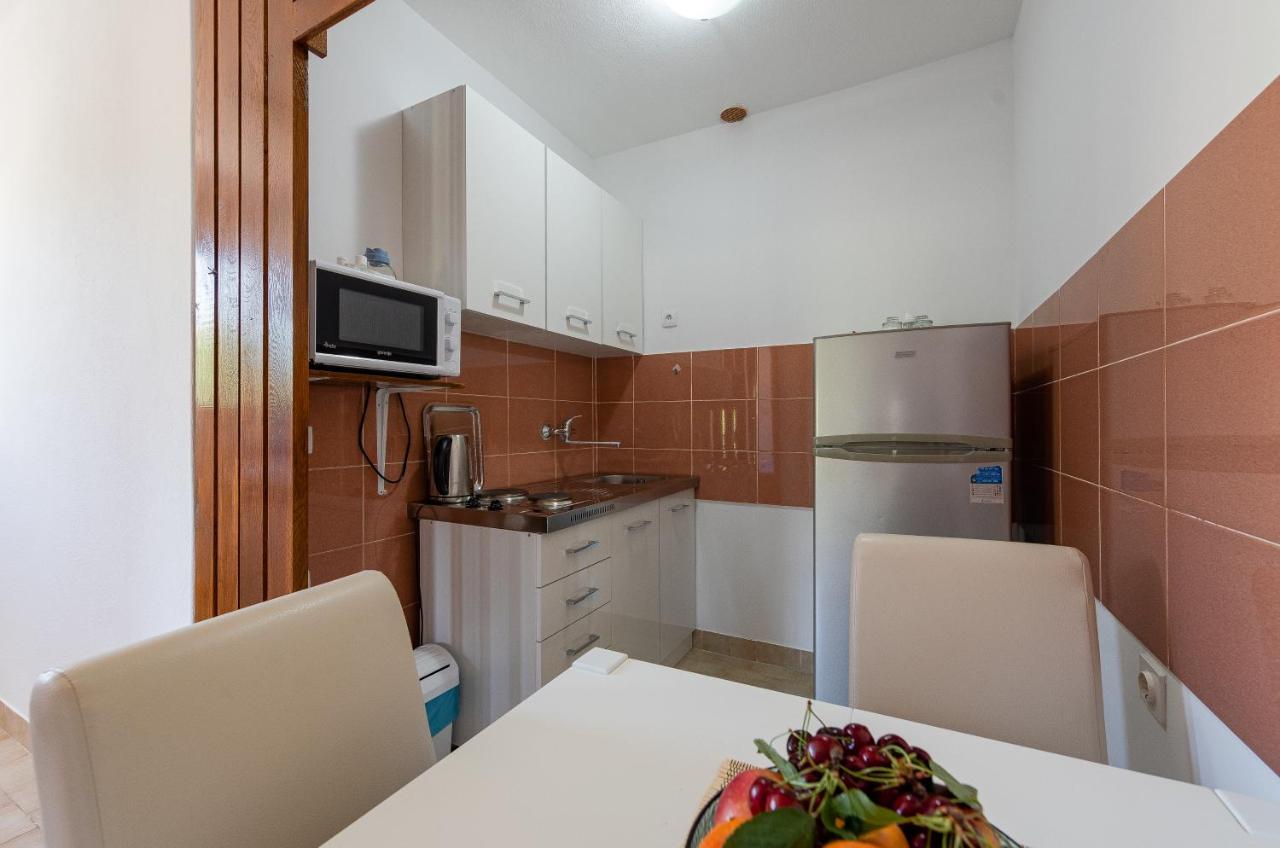 Apartmani Mila Gornji Karin Esterno foto