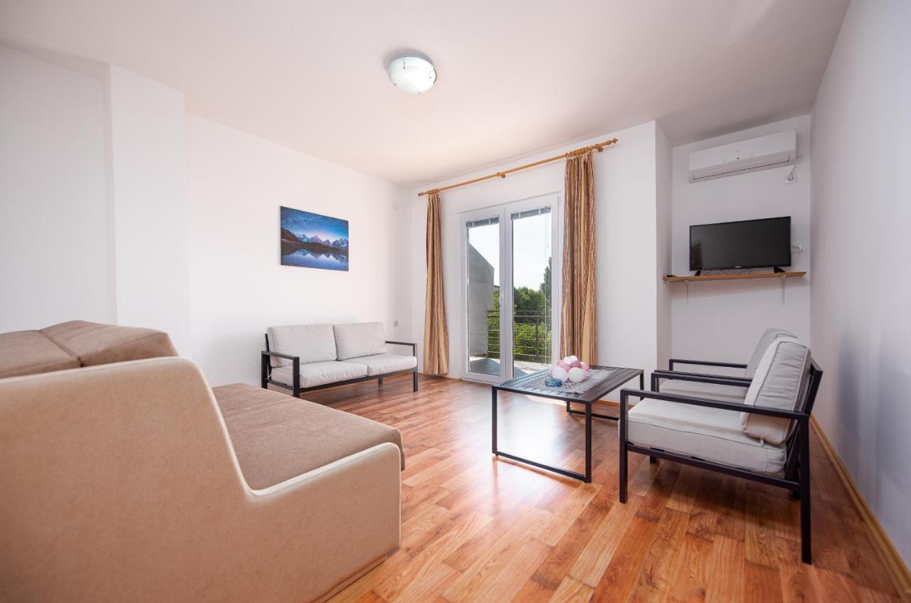Apartmani Mila Gornji Karin Esterno foto