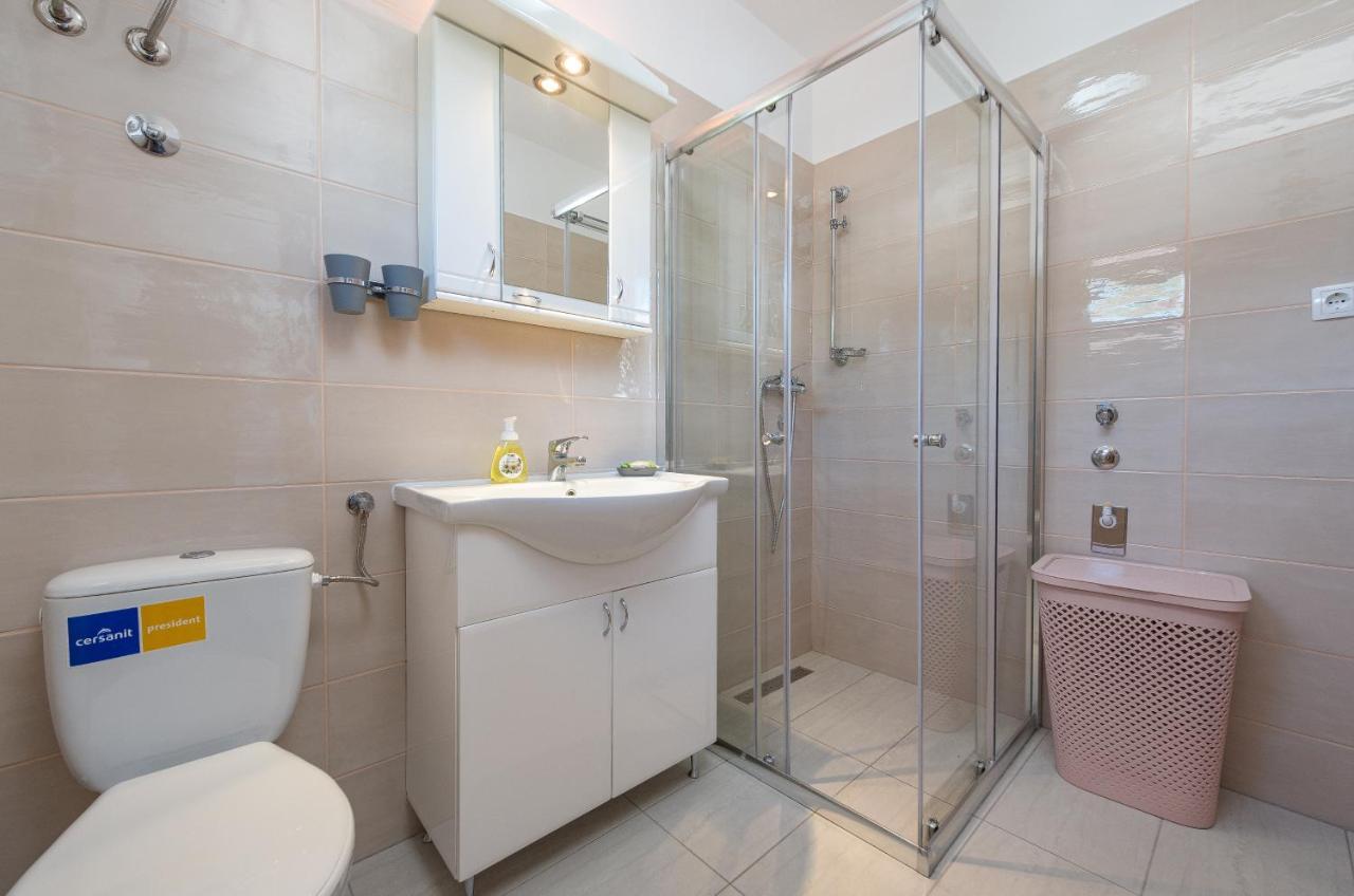 Apartmani Mila Gornji Karin Esterno foto
