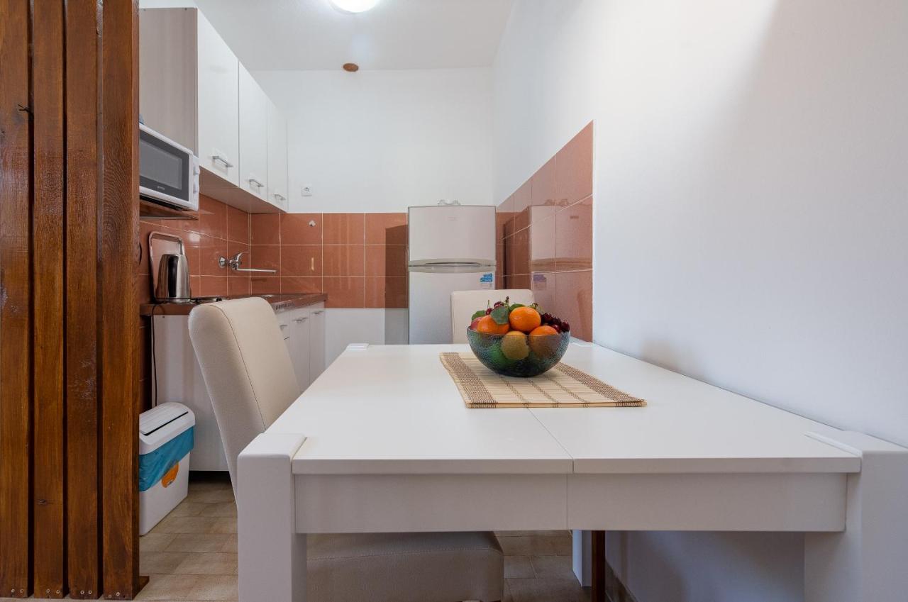 Apartmani Mila Gornji Karin Esterno foto
