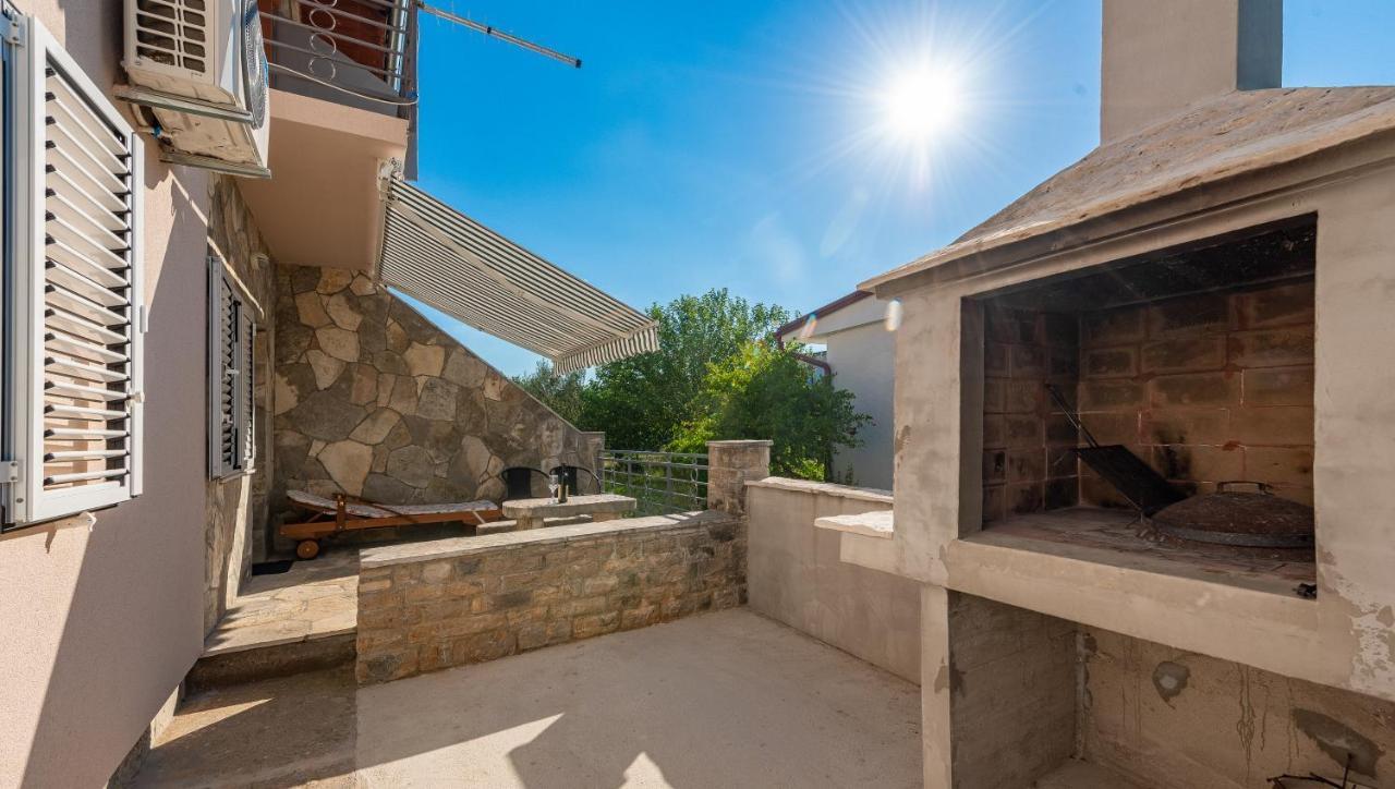 Apartmani Mila Gornji Karin Esterno foto
