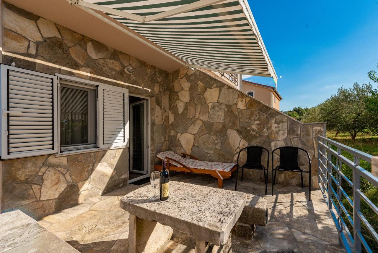 Apartmani Mila Gornji Karin Esterno foto