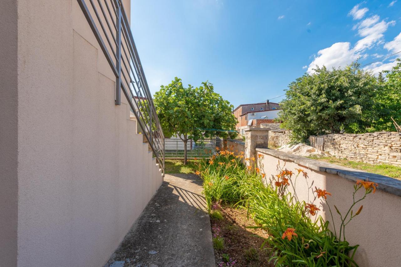 Apartmani Mila Gornji Karin Esterno foto