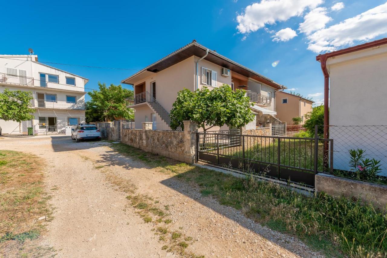 Apartmani Mila Gornji Karin Esterno foto