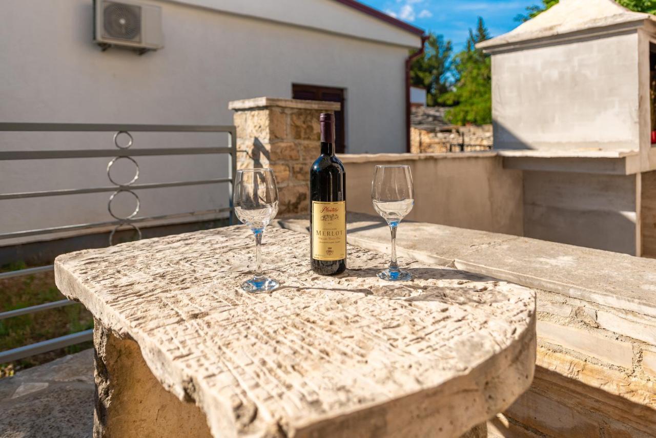 Apartmani Mila Gornji Karin Esterno foto