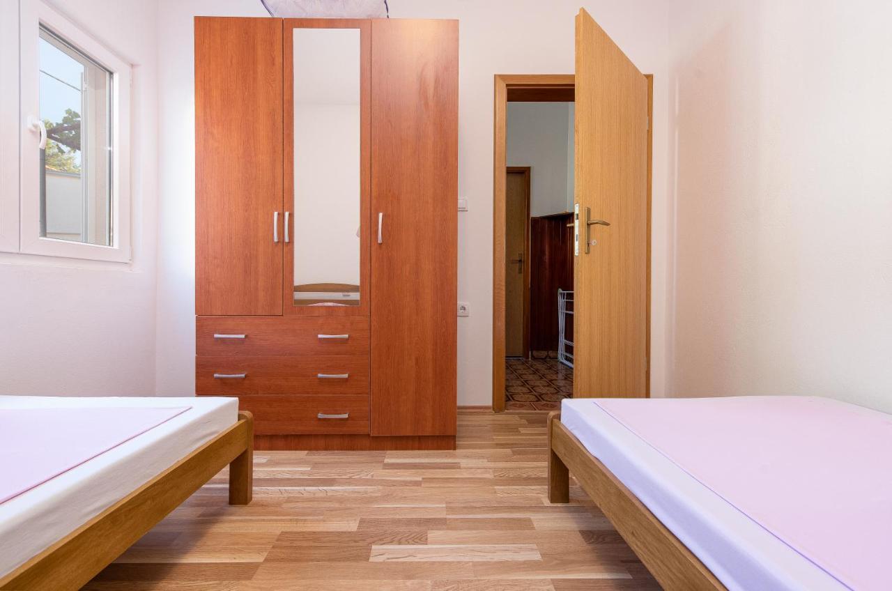 Apartmani Mila Gornji Karin Esterno foto