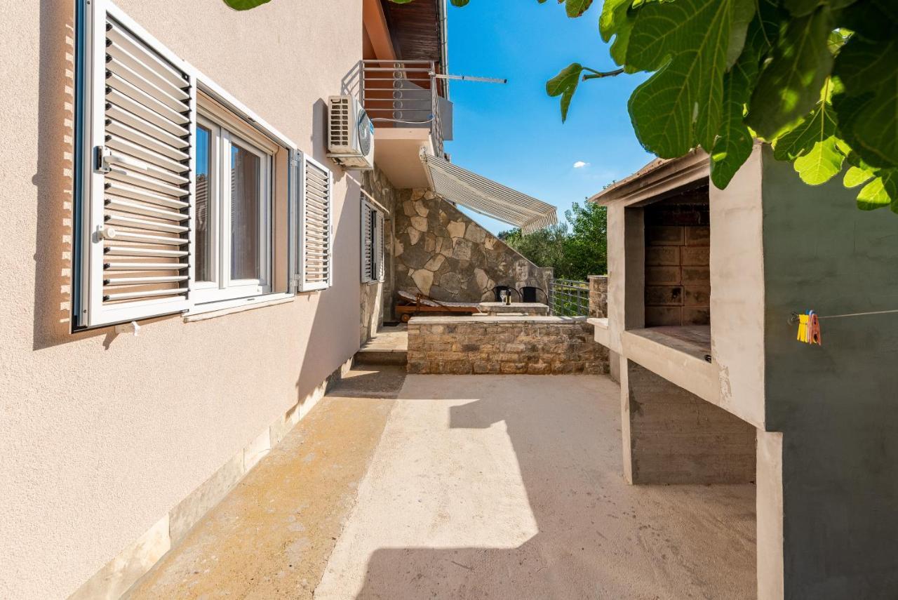 Apartmani Mila Gornji Karin Esterno foto