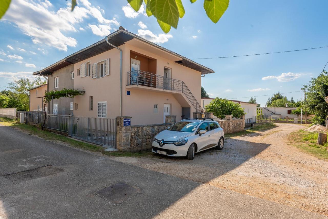 Apartmani Mila Gornji Karin Esterno foto